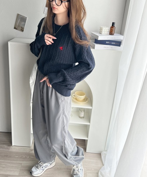 classicalelf(クラシカルエルフ)の「レトロ上品なトラッドテイスト。ワンポイント胸刺繍 オーバーサイズ ケーブルニットプルオーバー(ニット/セーター・レディース・アイボリー/ブラック/グレー/レッド/ネイビー/ベージュ・X-LARGE/SMALL/MEDIUM/LARGE)」の7枚目の写真