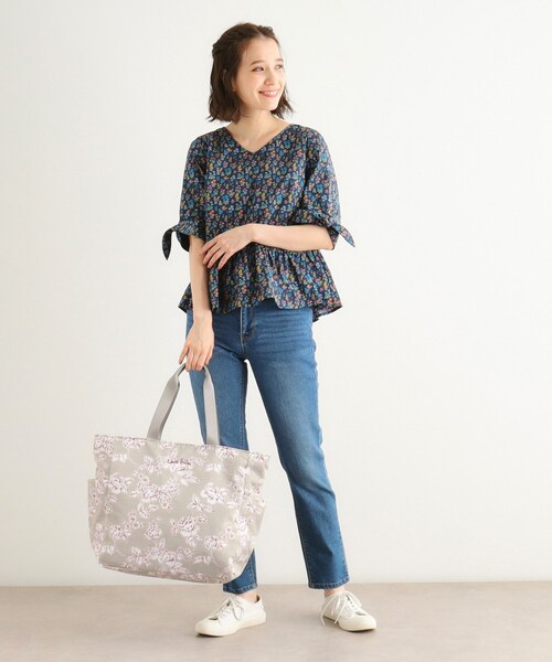 LAURA ASHLEY(ローラアシュレイ)の「ポリントン ローゼズ柄 トートバッグ(トートバッグ・レディース・ピンク系その他/ベージュ系その他3/ネイビー系・00)」の5枚目の写真