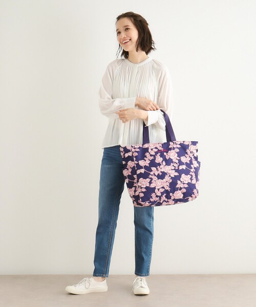 LAURA ASHLEY(ローラアシュレイ)の「ポリントン ローゼズ柄 トートバッグ(トートバッグ・レディース・ピンク系その他/ベージュ系その他3/ネイビー系・00)」の9枚目の写真