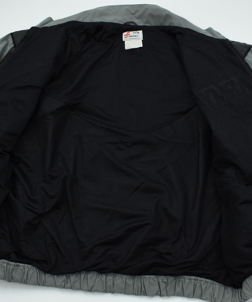 VINTAGE(ヴィンテージ)の「【ヴィンテージ古着】U.S.ARMY IPFU Fitness ミリタリー ジャケット(ナイロンジャケット・メンズ・カーキ・XX-LARGE)」の9枚目の写真