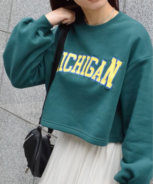 &soiree(アンドソワレ)の「【&soiree】カレッジロゴショート丈裏起毛トレーナー(CP)(スウェット・レディース・オートミール/グリーン/オフホワイト・FREE)」の5枚目の写真