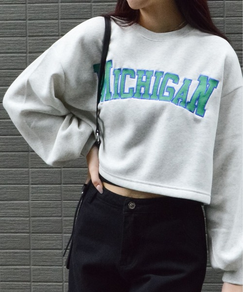 &soiree(アンドソワレ)の「【&soiree】カレッジロゴショート丈裏起毛トレーナー(CP)(スウェット・レディース・オートミール/グリーン/オフホワイト・FREE)」の11枚目の写真
