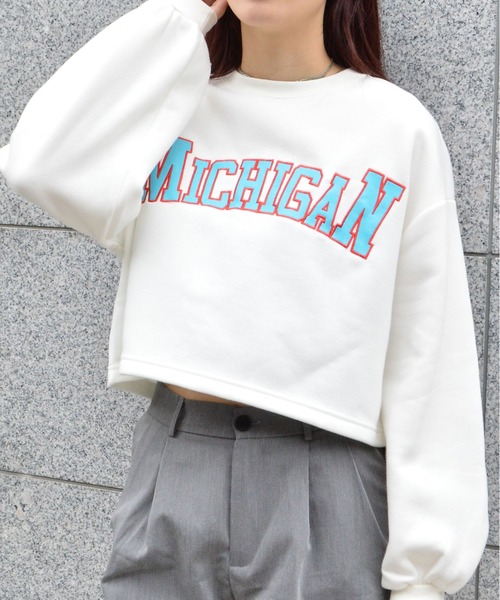 &soiree(アンドソワレ)の「【&soiree】カレッジロゴショート丈裏起毛トレーナー(CP)(スウェット・レディース・オートミール/グリーン/オフホワイト・FREE)」の17枚目の写真