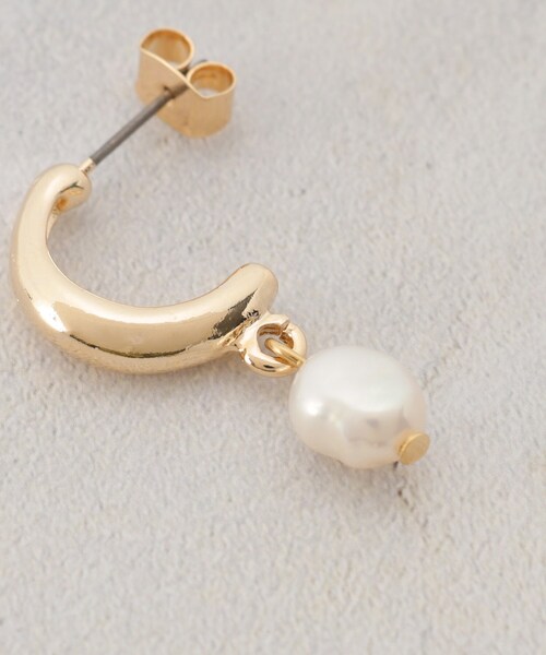 OPAQUE.CLIP（オペークドットクリップ）の「淡水パールピアス（ピアス（両耳用）・レディース・ゴールド/シルバー・00）」の4枚目の写真
