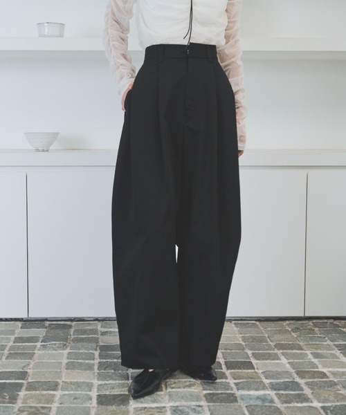 AIC.（エーアイシー）の「【再入荷】カーブシルエットタックパンツ（その他パンツ・レディース・ブラック/アイボリー/ダークカーキ・FREE）」の4枚目の写真