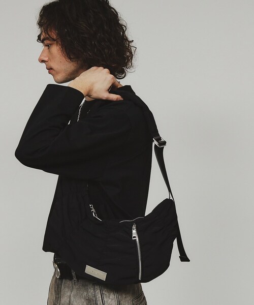 tk.TAKEO KIKUCHI（ティーケータケオキクチ）の「◆【パフィーシリーズ】ロータスショルダー（ショルダーバッグ・メンズ・ブラック系/ブラック/ライム/ブルー・00）」の2枚目の写真