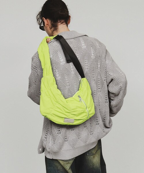 tk.TAKEO KIKUCHI（ティーケータケオキクチ）の「◆【パフィーシリーズ】ロータスショルダー（ショルダーバッグ・メンズ・ブラック系/ブラック/ライム/ブルー・00）」の3枚目の写真