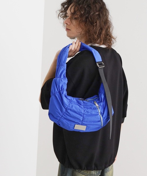 tk.TAKEO KIKUCHI（ティーケータケオキクチ）の「◆【パフィーシリーズ】ロータスショルダー（ショルダーバッグ・メンズ・ブラック系/ブラック/ライム/ブルー・00）」の4枚目の写真