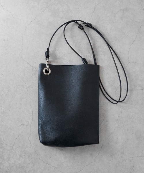 Senti(センティ)の「【 SENTI 】SHRINK LEATHER SHOULDER BAG シュリンクレザーショルダーバッグ(ショルダーバッグ・メンズ・ブラック/ブラック系その他・FREE)」の2枚目の写真