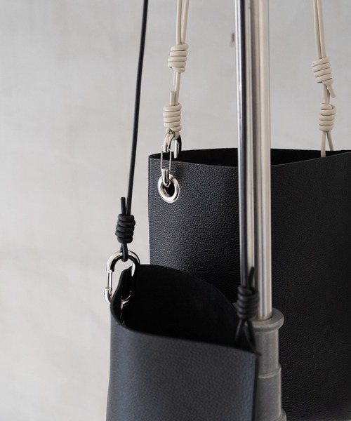 Senti(センティ)の「【 SENTI 】SHRINK LEATHER SHOULDER BAG シュリンクレザーショルダーバッグ(ショルダーバッグ・メンズ・ブラック/ブラック系その他・FREE)」の3枚目の写真