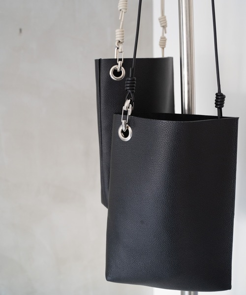 Senti(センティ)の「【 SENTI 】SHRINK LEATHER SHOULDER BAG シュリンクレザーショルダーバッグ(ショルダーバッグ・メンズ・ブラック/ブラック系その他・FREE)」の4枚目の写真