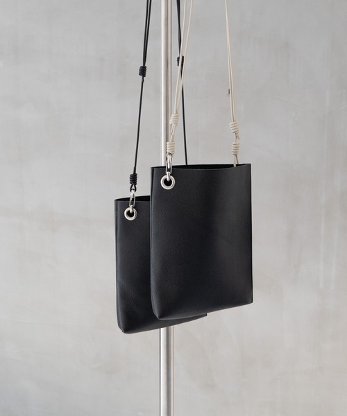 Senti(センティ)の「【 SENTI 】SHRINK LEATHER SHOULDER BAG シュリンクレザーショルダーバッグ(ショルダーバッグ・メンズ・ブラック/ブラック系その他・FREE)」の6枚目の写真