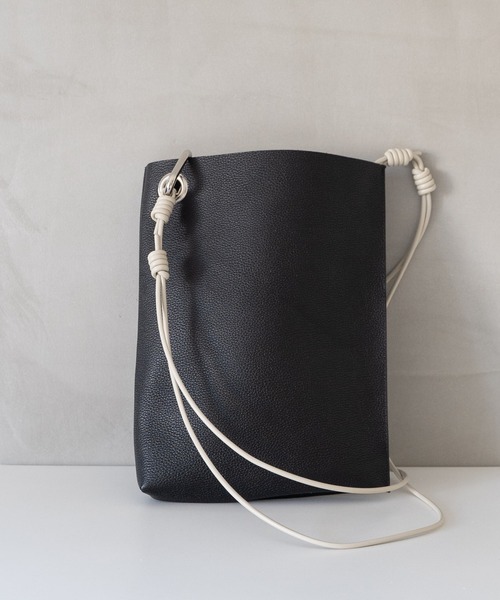 Senti(センティ)の「【 SENTI 】SHRINK LEATHER SHOULDER BAG シュリンクレザーショルダーバッグ(ショルダーバッグ・メンズ・ブラック/ブラック系その他・FREE)」の9枚目の写真