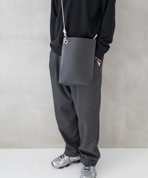 Senti(センティ)の「【 SENTI 】SHRINK LEATHER SHOULDER BAG シュリンクレザーショルダーバッグ(ショルダーバッグ・メンズ・ブラック/ブラック系その他・FREE)」の10枚目の写真