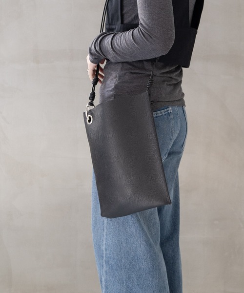 Senti(センティ)の「【 SENTI 】SHRINK LEATHER SHOULDER BAG シュリンクレザーショルダーバッグ(ショルダーバッグ・メンズ・ブラック/ブラック系その他・FREE)」の14枚目の写真