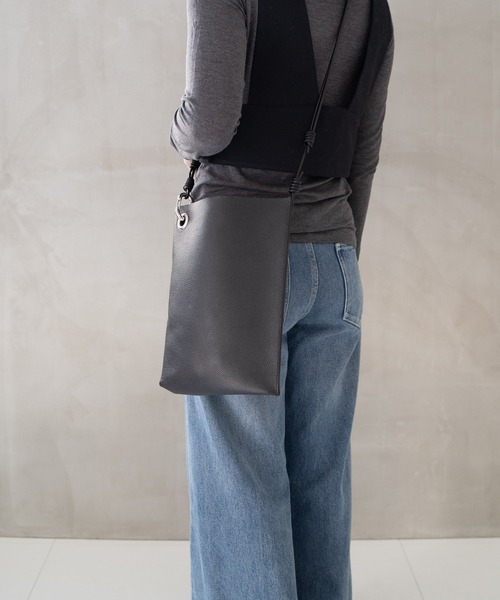 Senti(センティ)の「【 SENTI 】SHRINK LEATHER SHOULDER BAG シュリンクレザーショルダーバッグ(ショルダーバッグ・メンズ・ブラック/ブラック系その他・FREE)」の15枚目の写真