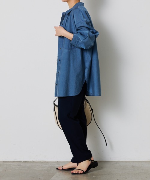 COLLAGE GALLARDAGALANTE(コラージュガリャルダガランテ)の「Q.anos/バックボタンデニムシアーシャツ/新色追加(シャツ/ブラウス・レディース・ライトブルー/インディゴブルー/チャコールグレー/ブラック・FREE)」の21枚目の写真