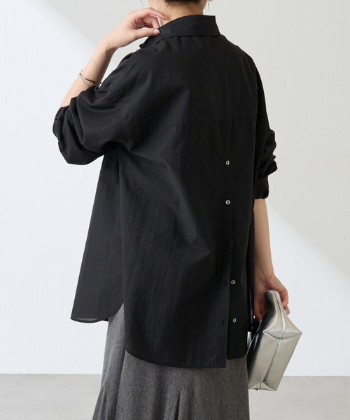 COLLAGE GALLARDAGALANTE(コラージュガリャルダガランテ)の「Q.anos/バックボタンデニムシアーシャツ/新色追加(シャツ/ブラウス・レディース・ライトブルー/インディゴブルー/チャコールグレー/ブラック・FREE)」の7枚目の写真