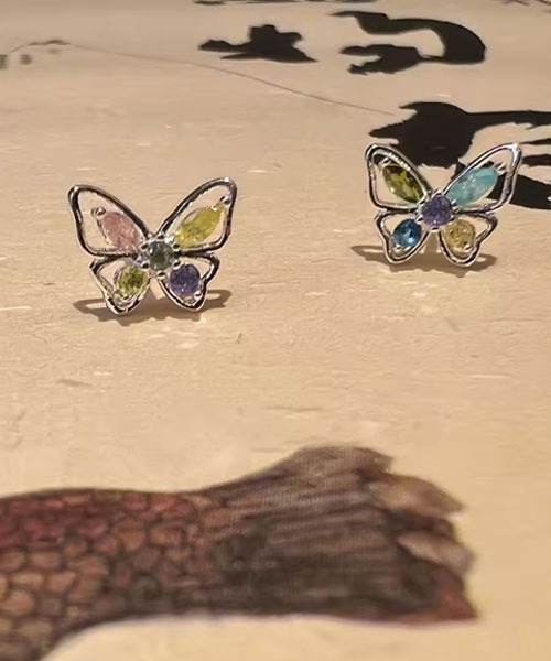 VIBGYOR Women（ヴィブジョー　ウィメン）の「【float】バタフライ カラフル ストーン ピアス（ピアス（両耳用）・レディース・シルバー・FREE）」の3枚目の写真