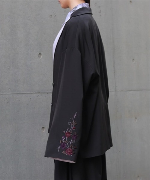 AXES-X(アクシーズエックス)の「襟切替ローズ刺繍ジャケット(テーラードジャケット・メンズ・ピンク/グレー・MEDIUM/LARGE)」の4枚目の写真