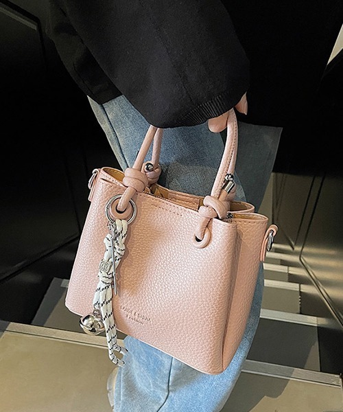 c.u.l(シーユーエル)の「かぎチャーム付き スクエア― ショルダーバッグ cula1183(ショルダーバッグ・レディース・ベージュ/ピンク/アイボリー/ブラック・FREE)」の4枚目の写真