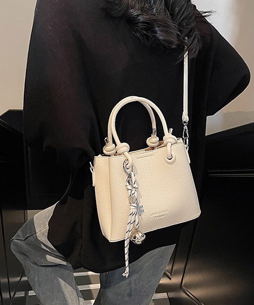 c.u.l(シーユーエル)の「かぎチャーム付き スクエア― ショルダーバッグ cula1183(ショルダーバッグ・レディース・ベージュ/ピンク/アイボリー/ブラック・FREE)」の2枚目の写真