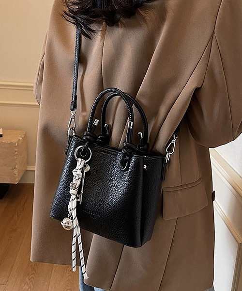 c.u.l(シーユーエル)の「かぎチャーム付き スクエア― ショルダーバッグ cula1183(ショルダーバッグ・レディース・ベージュ/ピンク/アイボリー/ブラック・FREE)」の7枚目の写真