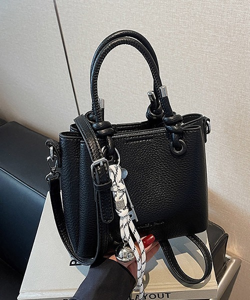 c.u.l(シーユーエル)の「かぎチャーム付き スクエア― ショルダーバッグ cula1183(ショルダーバッグ・レディース・ベージュ/ピンク/アイボリー/ブラック・FREE)」の8枚目の写真