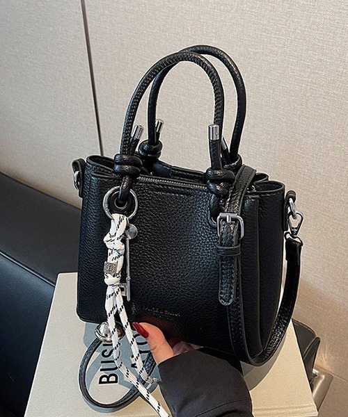 c.u.l(シーユーエル)の「かぎチャーム付き スクエア― ショルダーバッグ cula1183(ショルダーバッグ・レディース・ベージュ/ピンク/アイボリー/ブラック・FREE)」の9枚目の写真