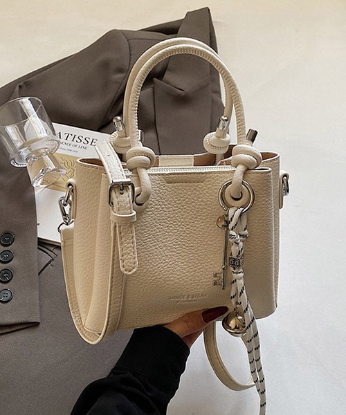 c.u.l(シーユーエル)の「かぎチャーム付き スクエア― ショルダーバッグ cula1183(ショルダーバッグ・レディース・ベージュ/ピンク/アイボリー/ブラック・FREE)」の17枚目の写真