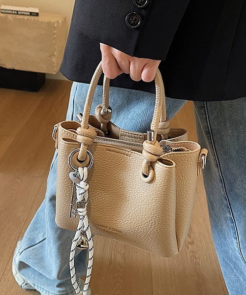 c.u.l(シーユーエル)の「かぎチャーム付き スクエア― ショルダーバッグ cula1183(ショルダーバッグ・レディース・ベージュ/ピンク/アイボリー/ブラック・FREE)」の19枚目の写真