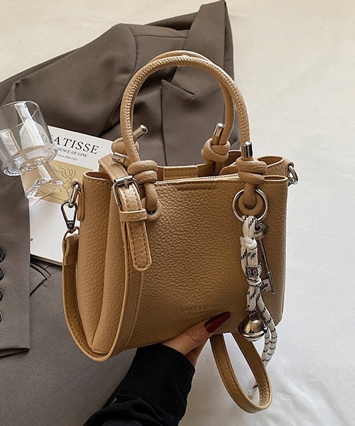 c.u.l(シーユーエル)の「かぎチャーム付き スクエア― ショルダーバッグ cula1183(ショルダーバッグ・レディース・ベージュ/ピンク/アイボリー/ブラック・FREE)」の21枚目の写真