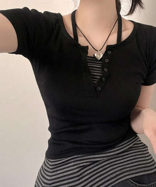 VIVID LADY（ビビッドレディー）の「ホルターネック レイヤード風 半袖Tシャツ（Tシャツ/カットソー・レディース・ブラック/チャコールグレー・FREE）」の4枚目の写真