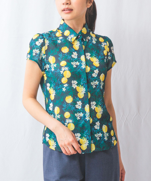 NARACAMICIE（ナラカミーチェ）の「【NARACAMICIE】フルーツ柄シフォン半袖シャツ（シャツ/ブラウス・レディース・ホワイト/ネイビー・M/L/XL）」の2枚目の写真