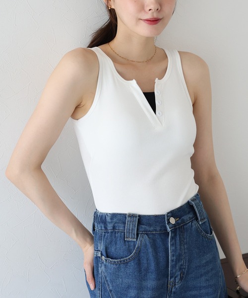 BLUEEAST（ブルーイースト）の「カップ付きレイヤード風タンクトップ（タンクトップ・レディース・ブラック/ホワイト/グレー・MEDIUM）」の4枚目の写真