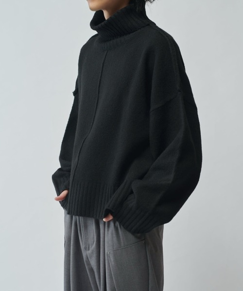 Lui's（ルイス）の「【Neucon/ニューコン】クロップドショートオーバーサイズタートルネックニット（ニット/セーター・メンズ・グレー/サックスブルー/ブラック・2/1）」の5枚目の写真