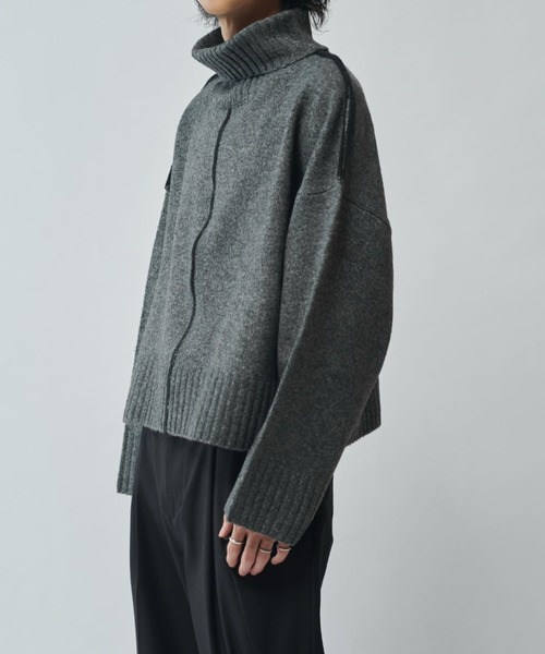 Lui's（ルイス）の「【Neucon/ニューコン】クロップドショートオーバーサイズタートルネックニット（ニット/セーター・メンズ・グレー/サックスブルー/ブラック・2/1）」の12枚目の写真