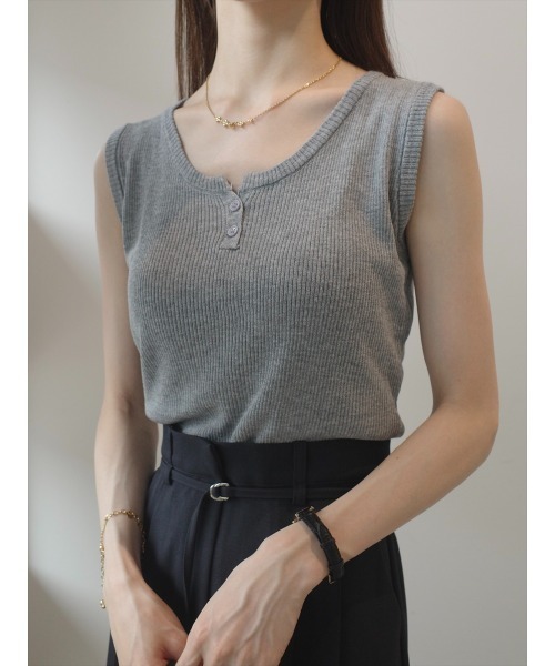 amel（エイメル）の「【RE ARRIVAL】ボタンネックリブタンクトップ / グレー（Tシャツ/カットソー・レディース・グレー・FREE）」の2枚目の写真