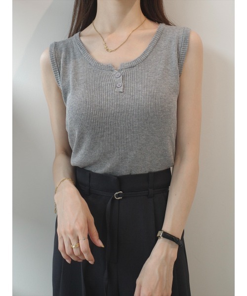 amel（エイメル）の「【RE ARRIVAL】ボタンネックリブタンクトップ / グレー（Tシャツ/カットソー・レディース・グレー・FREE）」の3枚目の写真