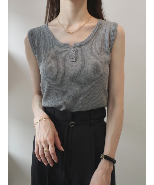 amel（エイメル）の「【RE ARRIVAL】ボタンネックリブタンクトップ / グレー（Tシャツ/カットソー・レディース・グレー・FREE）」の4枚目の写真