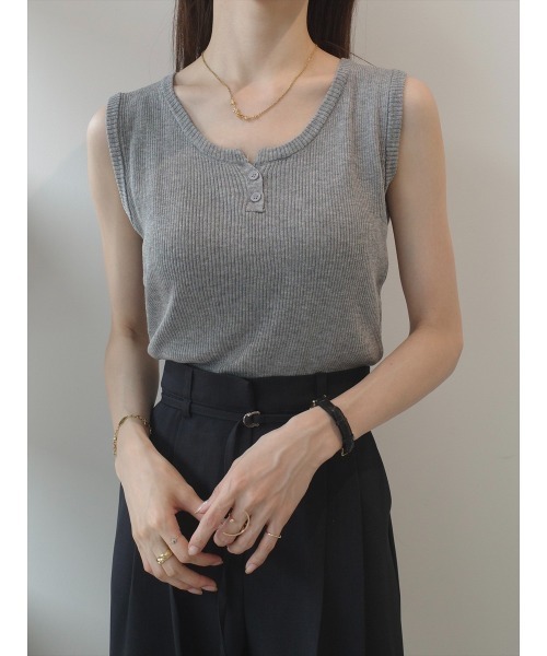 amel（エイメル）の「【RE ARRIVAL】ボタンネックリブタンクトップ / グレー（Tシャツ/カットソー・レディース・グレー・FREE）」の6枚目の写真