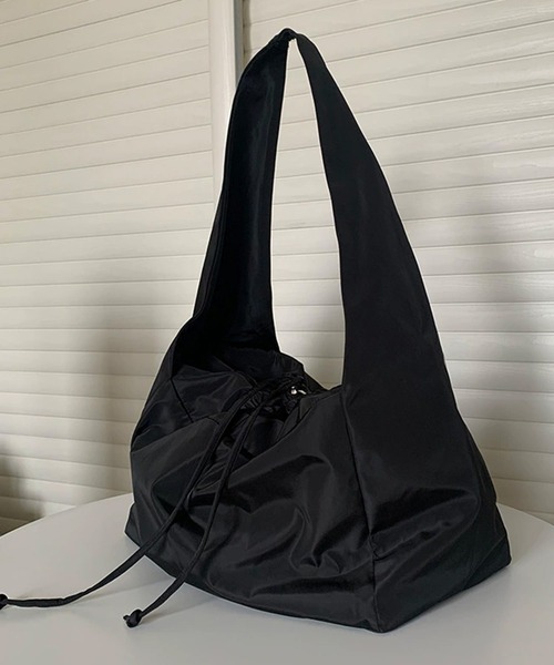 SANSeLF(サンセルフ)の「【SANSeLF】 ビッグサイズショルダーバッグ ドローストリング仕様 ワイドストラップ saa25a040(ショルダーバッグ・レディース・ブラック・FREE)」の1枚目の写真