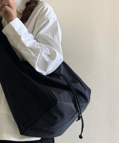 SANSeLF(サンセルフ)の「【SANSeLF】 ビッグサイズショルダーバッグ ドローストリング仕様 ワイドストラップ saa25a040(ショルダーバッグ・レディース・ブラック・FREE)」の5枚目の写真