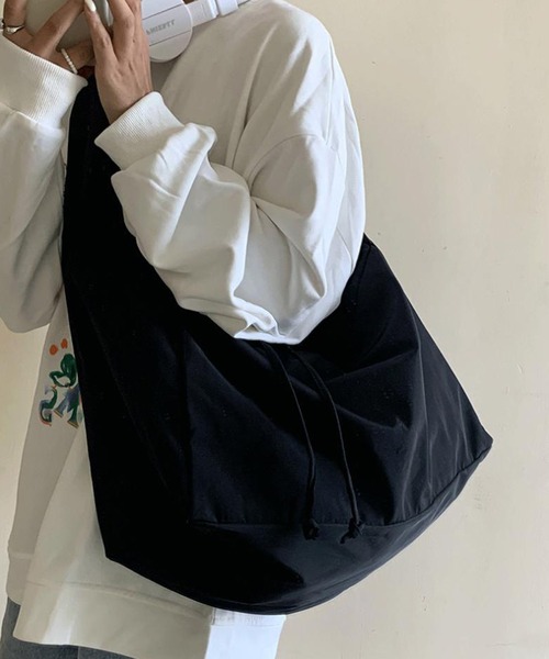 SANSeLF(サンセルフ)の「【SANSeLF】 ビッグサイズショルダーバッグ ドローストリング仕様 ワイドストラップ saa25a040(ショルダーバッグ・レディース・ブラック・FREE)」の4枚目の写真