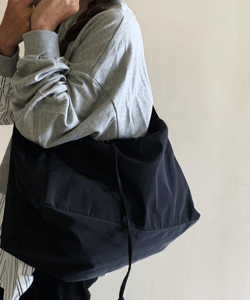 SANSeLF(サンセルフ)の「【SANSeLF】 ビッグサイズショルダーバッグ ドローストリング仕様 ワイドストラップ saa25a040(ショルダーバッグ・レディース・ブラック・FREE)」の8枚目の写真