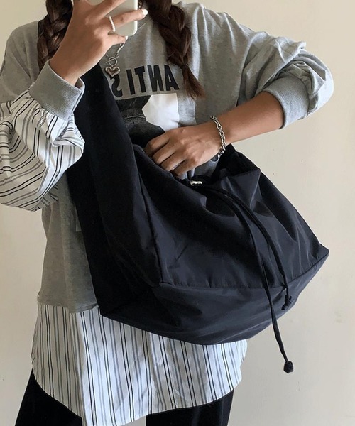 SANSeLF(サンセルフ)の「【SANSeLF】 ビッグサイズショルダーバッグ ドローストリング仕様 ワイドストラップ saa25a040(ショルダーバッグ・レディース・ブラック・FREE)」の6枚目の写真