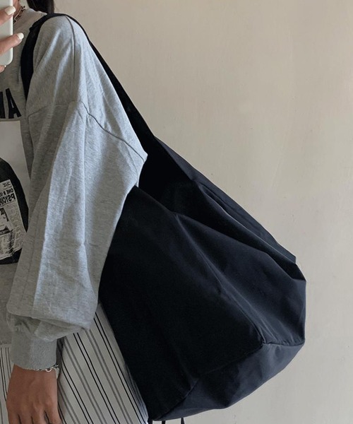 SANSeLF(サンセルフ)の「【SANSeLF】 ビッグサイズショルダーバッグ ドローストリング仕様 ワイドストラップ saa25a040(ショルダーバッグ・レディース・ブラック・FREE)」の10枚目の写真