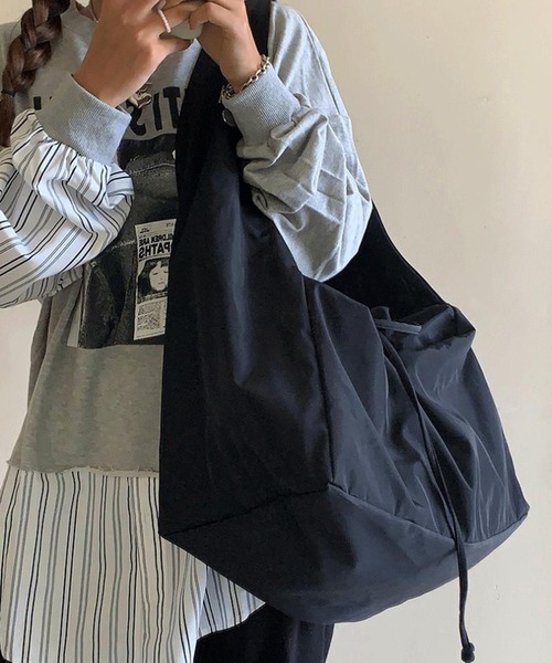SANSeLF(サンセルフ)の「【SANSeLF】 ビッグサイズショルダーバッグ ドローストリング仕様 ワイドストラップ saa25a040(ショルダーバッグ・レディース・ブラック・FREE)」の11枚目の写真