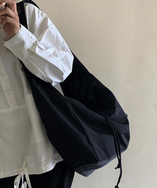 SANSeLF(サンセルフ)の「【SANSeLF】 ビッグサイズショルダーバッグ ドローストリング仕様 ワイドストラップ saa25a040(ショルダーバッグ・レディース・ブラック・FREE)」の16枚目の写真