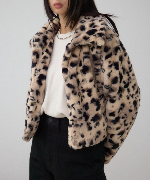 AZUL by moussy（アズールバイマウジー）の「スタンド2WAYファーショートコート（ブルゾン・レディース・アイボリー/ブラック/グレー/ブラウン系その他・SMALL/MEDIUM）」の4枚目の写真